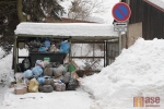 Haldy odpadků pod okny  obyvatel Pobřežní ulice