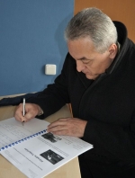 Mgr. Petr Tulpa zapisuje příspěvek do návštěvní knihy	