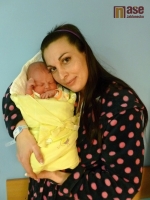 Tobísek Vondrák v náruči své maminky Adély Tvrdíkové. Chlapeček přišel na svět 27. února 2012 po poledni. Doma na oba čeká tatínek Aleš Vondrák.