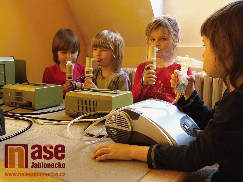 Rehabilitační cvičení dětí v Mateřské škole Kapička v Jablonci nad Nisou pod vedením rehabilitační pracovnice Heleny Kolářové.