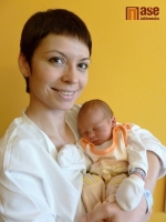 Malá Victoria Odvárková v náruči své maminky Zdeňky Ehrlichové. Holčička přišla na svět 4. března 2012 dopoledne.