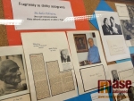 Výstava autogramů slavných osobností v pobočce Městské knihovny ve Mšeně v Jablonci nad Nisou.