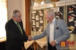 Náměstek primátora Petr Tulpa vítá pana Ladislava Špačka v jablonecké knihovně