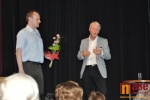 Ředitel knihovny předává květinu jako poděkování za příjemné povídání o Václavu Havlovi