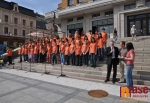 Jablonecké děti z pěveckého souboru IUVENTUS,GAUDE! vystoupily ve středu 9. května na Mírovém náměstí. 