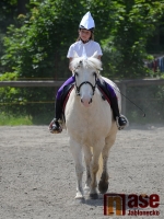 Drezurky v maskách na hudbu