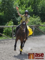 Drezurky v maskách na hudbu