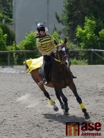 Drezurky v maskách na hudbu