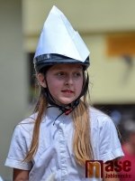 Drezurky v maskách na hudbu