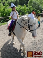 Drezurky v maskách na hudbu