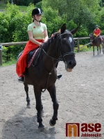 Drezurky v maskách na hudbu