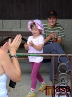 Drezurky v maskách na hudbu