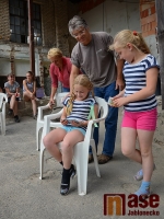 Drezurky v maskách na hudbu