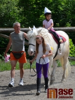 Drezurky v maskách na hudbu