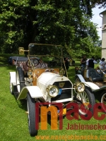  Sraz veteránů na nádvoří zámku Hrubý Rohozec