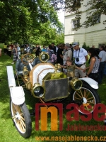  Sraz veteránů na nádvoří zámku Hrubý Rohozec