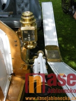  Sraz veteránů na nádvoří zámku Hrubý Rohozec