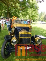  Sraz veteránů na nádvoří zámku Hrubý Rohozec