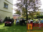  Sraz veteránů na nádvoří zámku Hrubý Rohozec
