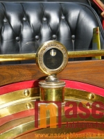  Sraz veteránů na nádvoří zámku Hrubý Rohozec