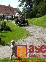  Sraz veteránů na nádvoří zámku Hrubý Rohozec