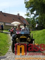  Sraz veteránů na nádvoří zámku Hrubý Rohozec