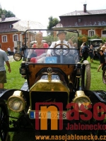  Sraz veteránů na nádvoří zámku Hrubý Rohozec