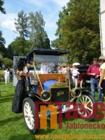  Sraz veteránů na nádvoří zámku Hrubý Rohozec