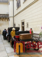  Sraz veteránů na nádvoří zámku Hrubý Rohozec