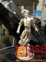  Sraz veteránů na nádvoří zámku Hrubý Rohozec