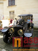  Sraz veteránů na nádvoří zámku Hrubý Rohozec