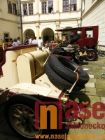  Sraz veteránů na nádvoří zámku Hrubý Rohozec