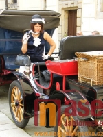  Sraz veteránů na nádvoří zámku Hrubý Rohozec