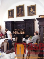  Sraz veteránů na nádvoří zámku Hrubý Rohozec