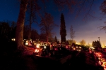 Tisíce svíček lidé zapalovali na památku zesnulých
