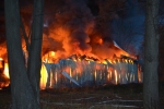 Rozsáhlý požár haly s textilem v Arnolticích