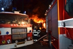 Rozsáhlý požár haly s textilem v Arnolticích