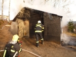 Požár dřevěného srubu v zahrádkářské kolonii na sídlišti Výšina v Tanvaldě