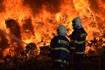V Arnolticích znovu hoří odpad, hasiči se snaží uchránit halu s uhlím