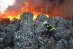 Dvanáct jednotek hasičů znovu hasí rozsáhlý požár odpadu v Arnolticích