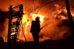 Dvanáct jednotek hasičů znovu hasí rozsáhlý požár odpadu v Arnolticích