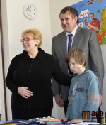Náměstek primátora Miloš Vele navštívil ZŠ katolickou, po budově jej provázela ředitelka Janina Křimská, žáci byli umazáni od čertů, kteří v daný den navštívili školu spolu s Mikulášem.