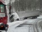 Sníh komplikuje dopravu, uvízlý kamion uzavřel silnici z Liberce na Jablonec