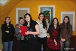 Vernisáž výstavy šesti mladých výtvarnic v kavárně Rosárium