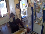 Přepadení sázkové kanceláře ve Smržovce, pachatel při činu zachycený průmyslovou kamerou
