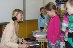 Spisovatelka Ivona Březinová na besedě s dětmi ve Svobodné základní škole