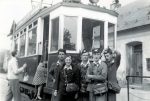 Historické fotografie jabloneckých tramvají, na snímku je i tehdejší průvodčí pan Šafařík