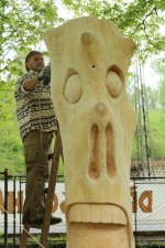 12. ročník dřevosochařského Sympozia Desná, Jožka Indra brousí sochu Muškátovník velký