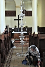 Historický lustr v kostele Dr. Farského 
