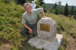 Nový památník v Jizerských horách jako poděkování lesníkům, u památníku zasloužilý lesník Pavel Hlaváček